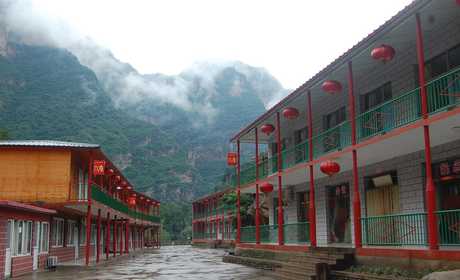 仅1880元，享原价1980元【北京】白云峡休闲居住宿五室一厅套房票,白云峡休闲居隶属于北京白云峡休闲居生态庄园坐落在北京市密云县石城镇白河之畔，著名风景区捧河湾内