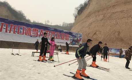 仅78元，享价值118元【郑州市】九龙口冰雪大世界滑雪3小时单人票一张，商家提供雪板、雪鞋、雪杖；来九龙口冰雪大世界，呼吸着山野森林的清新，释放你的“雪瘾”！
