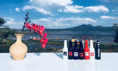仅198元！即可享受最高价值260元拉市海海蓝云天马场通票；【丽江市】马场内设有游客休息区、餐厅、骑马区、售票室、办公区、医疗室、停车场等场所，都是按照景区标准而建设，可同时容纳游客将近千人。