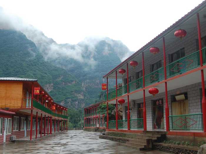 仅1880元，享原价1980元【北京】白云峡休闲居住宿五室一厅套房票,白云峡休闲居隶属于北京白云峡休闲居生态庄园坐落在北京市密云县石城镇白河之畔，著名风景区捧河湾内