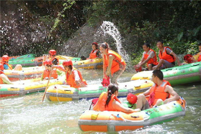 仅158元，享原价218元的【萍乡】万龙峡漂流平日门票；云中草原武功山，圣水漂流万龙峡。武功山万龙峡漂流的自然资源条件得天独厚，是真正的峡谷原生态漂流，河段森林覆盖率为87%，漂流全程3600米。