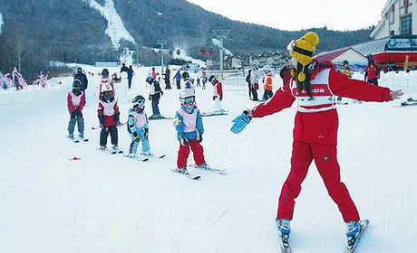 仅380元，享原价680元的【哈尔滨】亚布力新濠阳光滑雪场初级滑雪3小时（含雪具）+（三锅盔高山缆车观光  世界第一滑道套票）亚布力南站接送，为滑雪者营造舒适、快乐的优质滑雪体验