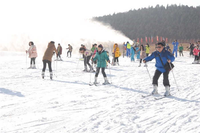 仅180元钱享受原价228元【徐州市】大景山滑雪场不限时滑雪门票，雪场各项雪道及雪地游乐区面积达到6万余平方米，日接待游客可达到6000人。滑雪乐园拥有滑雪道、雪圈道、雪地摩托、等雪地运动项目。