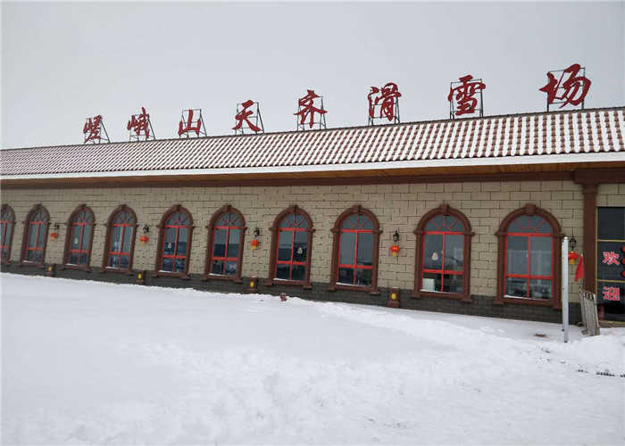 仅58元！享门市价108元【咸阳】天齐滑雪场平日3小时滑雪门票一张，包含：含雪具、雪鞋、雪板、雪杖、魔毯使用，是目前省内规模较大，设备较先进， 安全标准较高的滑雪场。
