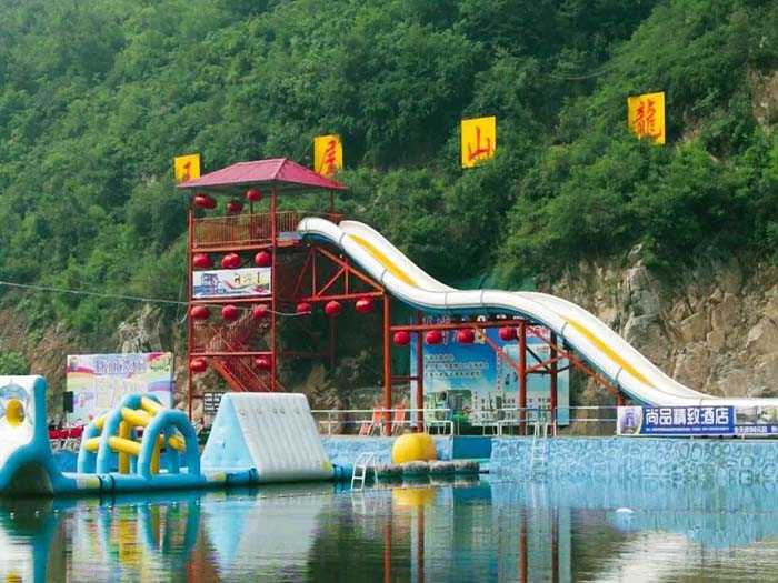 仅需32元，即可享受市场价38元的【济源市】王屋山龙潭水园水上乐园门票一张，水上乐园四面青山，包含：保险、淋浴、储物柜。