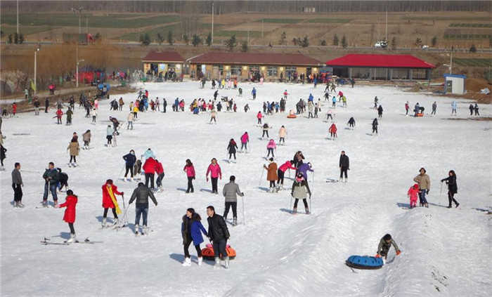 仅145元钱享受原价140元【邹城市】峄山滑雪平日全天门票，峄山滑雪场位于景色秀丽的4A级景区、国家森林公园峄山风景区内，峄山镇金张庄村南，紧靠临菏路。滑雪场占地13万平方米，从选址兴建到投入运营。