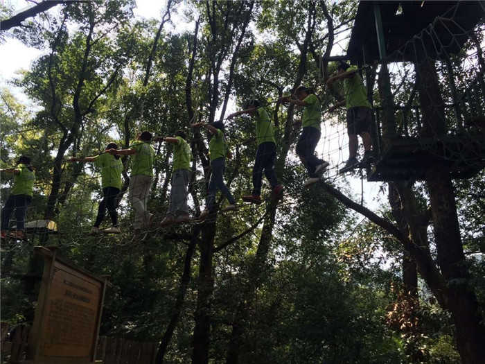仅30元，享原价45元的【景德镇】荷塘生态旅游区丛林穿越门票；荷塘生态旅游区位于景德镇荷塘乡童坊村，距市中心15公里，素有“八山半水半分田，一分道路和庄园”的美称。