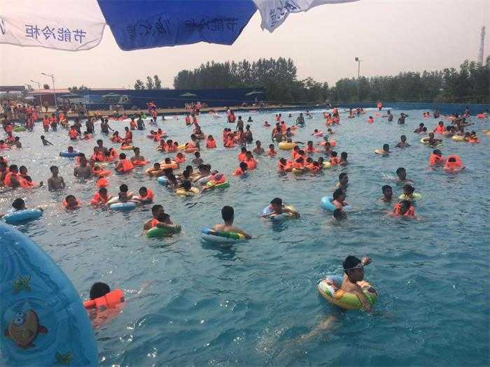 仅需40元，享价值45元【漯河市】桃花岛水上乐园单人票一张，包含大型泳池，急速滑道，鲸鱼滑梯，儿童水寨，造浪池等，商家免费提供拖鞋、淋浴；