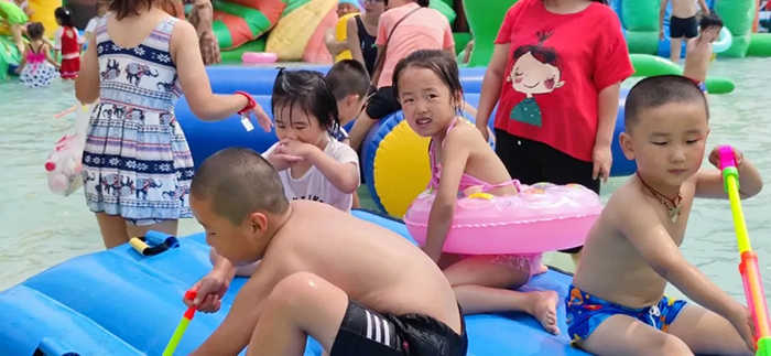 仅100元抢购价值499元的冰雪凤凰谷VIP无限次畅玩票一张，含门票含小交通+夏日冰雪乐园无限次+水上乐园无限次+侏罗纪时光隧道无限次+北极主题灯光秀无限次+玻璃栈道漂流一次