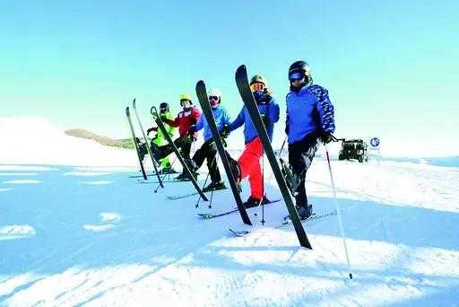 仅80元购买价值90元的【兴安盟】突泉滑雪场高山滑雪2小时平日票一张，含：雪板，雪鞋，雪仗！主要经营项目包括：滑雪，滑冰，雪地摩托，雪上飞碟，冰上碰碰车，冰上爬犁，等多种项目。