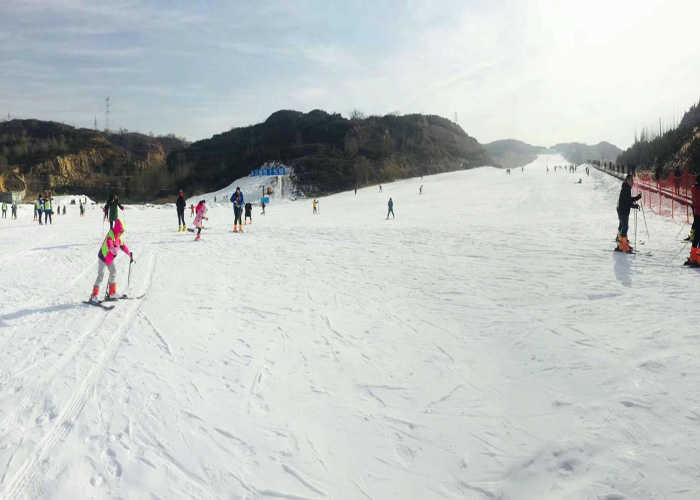仅79元，享原价110元的【太原】曦岭雪山滑雪场雪上飞碟一小时+雪地坦克+雪地转转一次（五分钟）（限一大一小，120cm以下）让你尽情享受滑雪场带给我们的无线刺激,在这里挑战激情、驰骋在广阔雪域上
