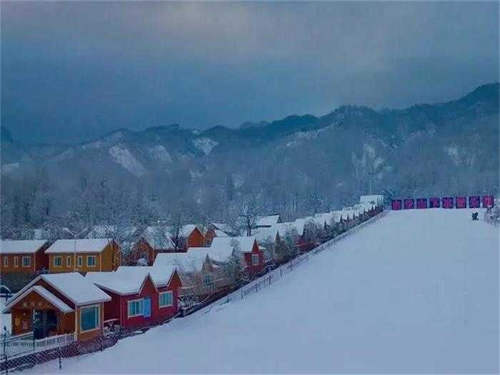 仅需438元，即可享受原价880元【洛阳市】白云山下冰雪乐园周末三人木屋住宿别墅+三人不限时滑雪票