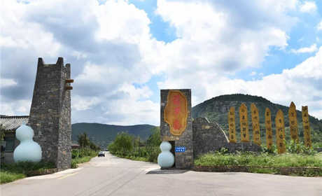 仅45.9元就能享受原价50元单人枣庄葫芦套景区玻璃栈道门票一张,免费参观葫芦博物馆，免费参观百米葫芦长廊，免费参观500平米葫芦文化壁画墙讲解葫芦历史文化和知识，免费体验儿童玻璃桥、儿童沙滩等。