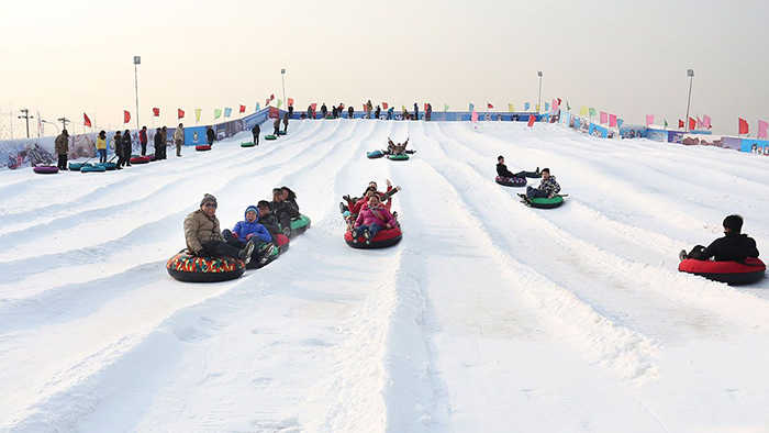 仅54元！享原价60元神湖四季庄园滑雪场周末全天戏雪门票！包含：雪地坦克、雪地旋转器、雪上飞碟、雪船、雪地碰碰车、雪地悠波球，其它费用自理 