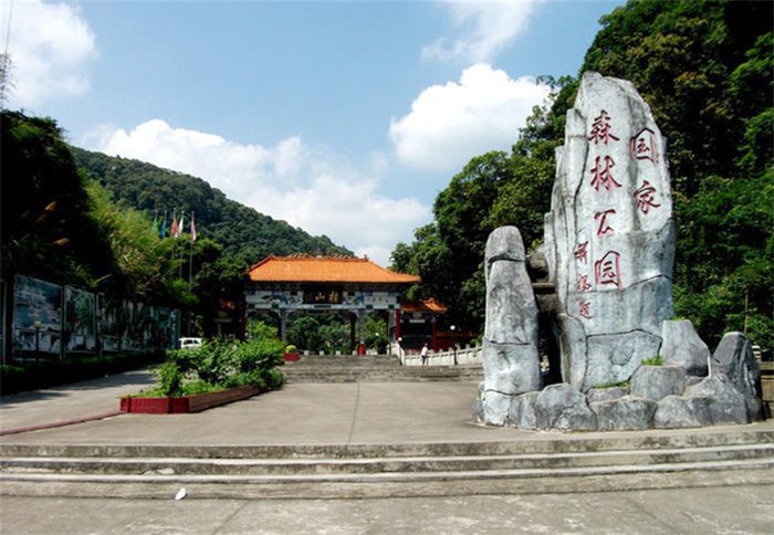 仅95元，享原价110元【河源】桂山风景区成人门票+玻璃桥+高空滑道。桂山风景区树木终年常绿，四季花开果熟，素有“植物王国，动物乐园、旅游天堂”之称。