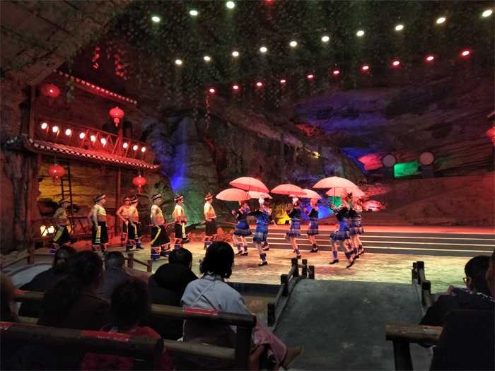仅64元，优惠价元76元的【凤凰县】福地洞天篝火晚会单人票，福地洞天大型原生态篝火晚会，是全国唯一一家中国有代表性天然溶洞晚会，演绎神密湘西巫傩千年文化，解读湘西赶尸，阿哥阿妹赶边边场特色风俗。